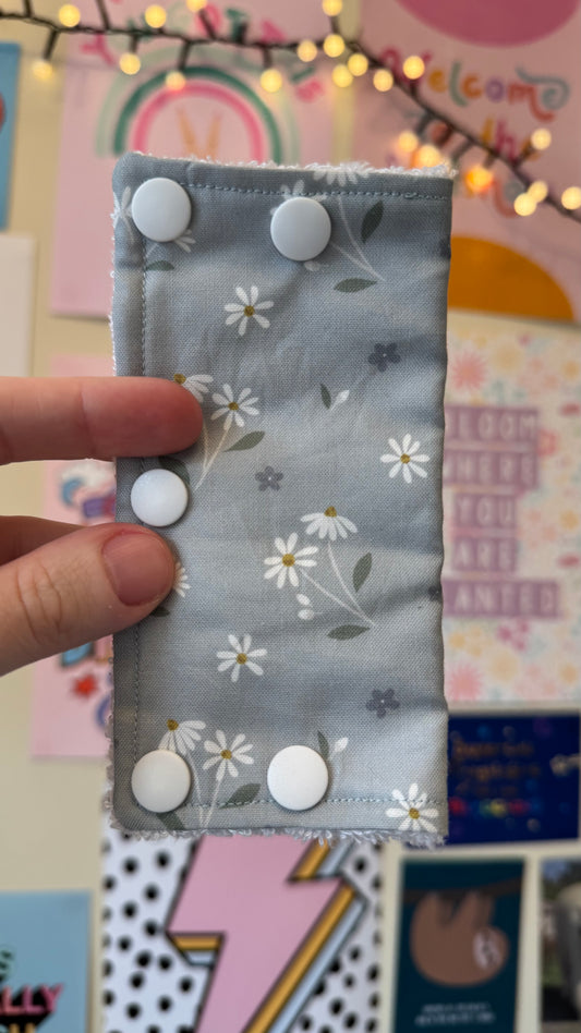 Pretty summer daisy’s on Duck eggs blue Large port cover